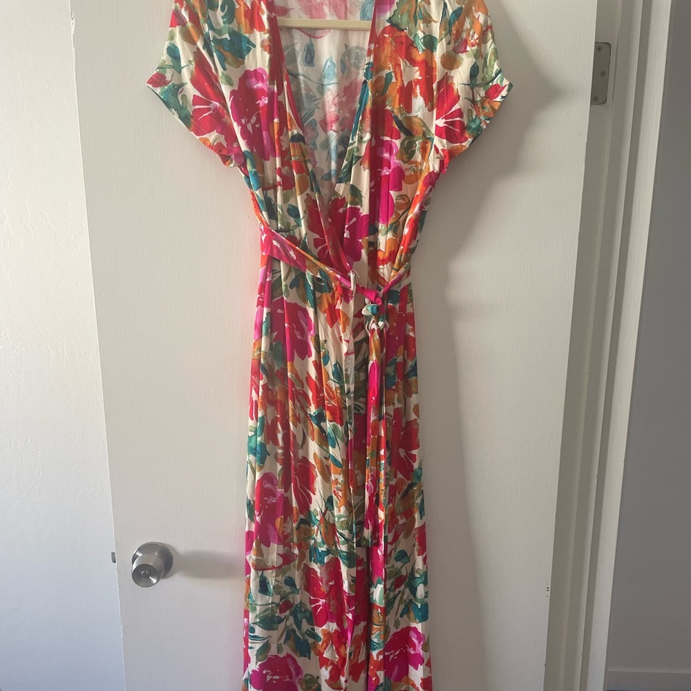 Never worn floral Vici maxi dress.